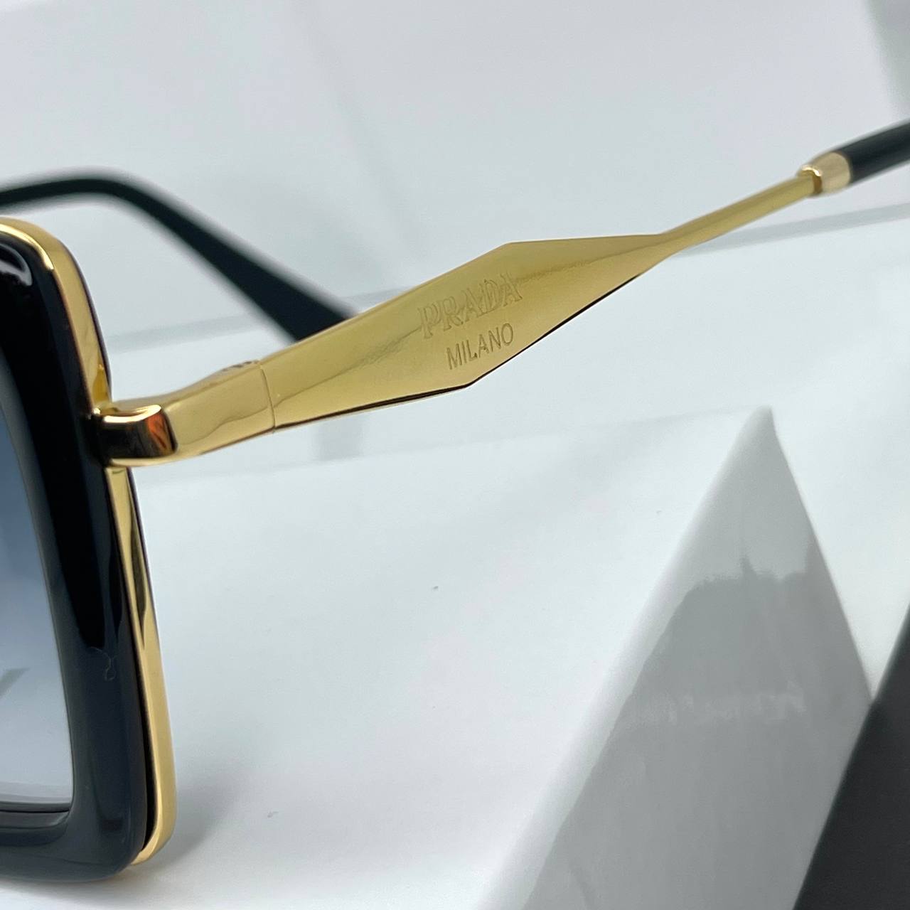 Prada – Bold Square
