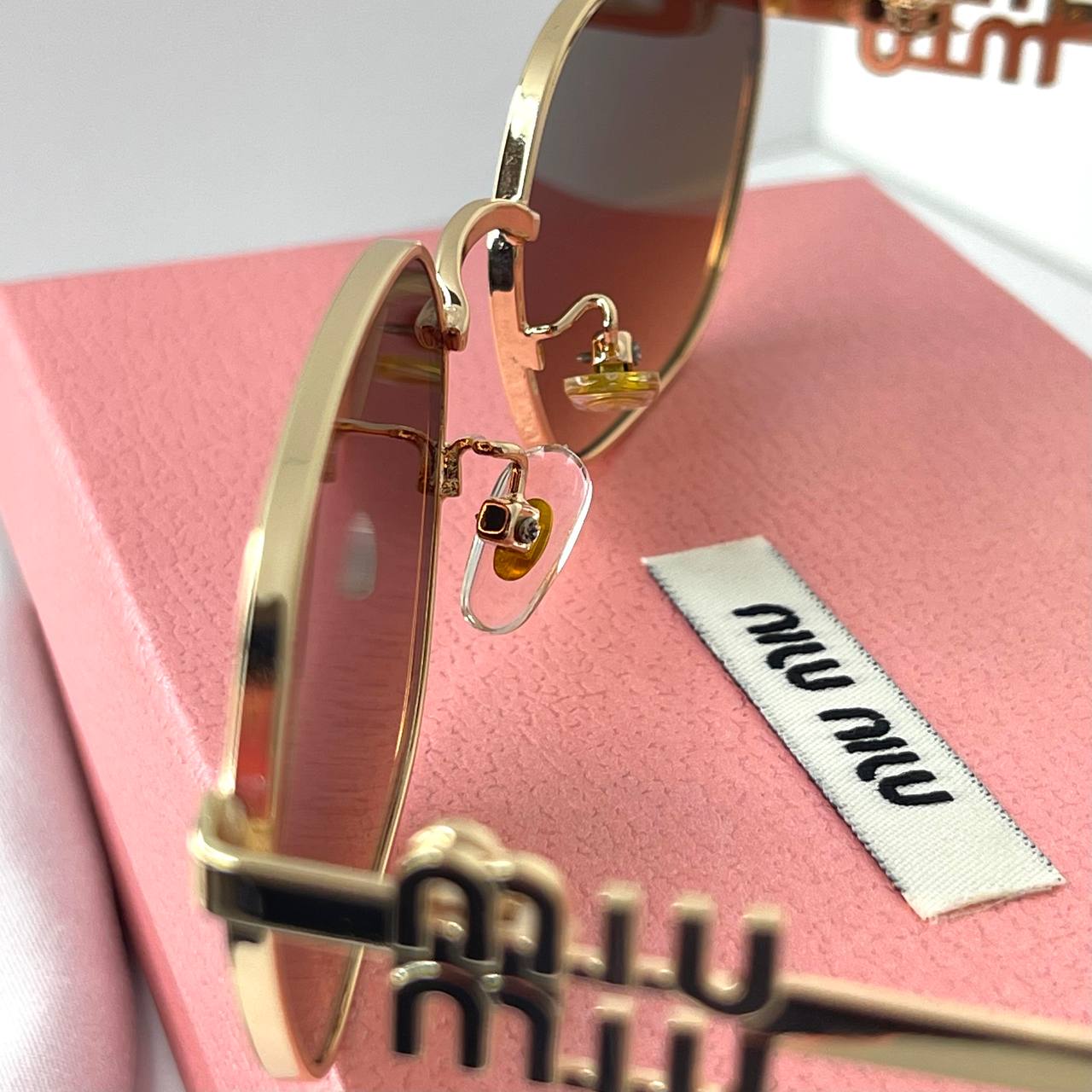 Miu Miu Carré Gold